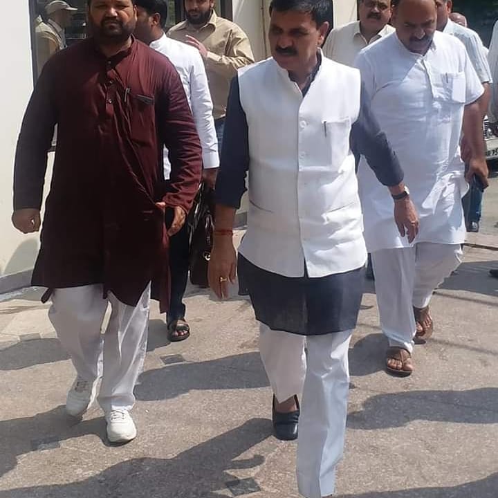 AnkitVaid20's tweet photo. Today All Morcha Incharge and Co-incharge organisational Election J&amp;K Shri Munish Sharma ji welcomed Bharatiya Janata Party (BJP) National SC Morcha President and Member of Parliament Shri Vinod Sonkar- सांसद कौशाम्बी Ji at Jammu Airport. https://t.co/q5Jryli6LF