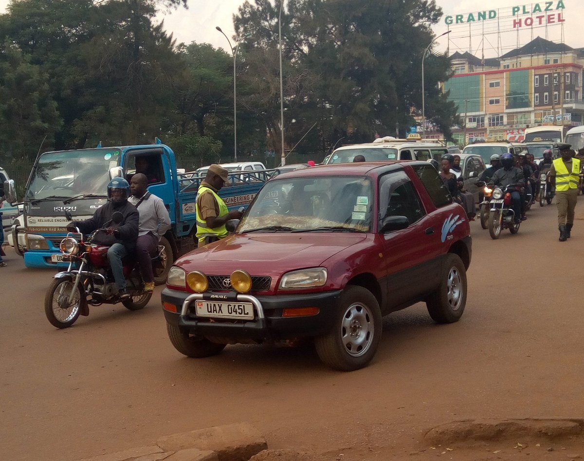 Davidkdaria's tweet photo. Is a non traffic police officer allowed to ask for the Driving permit. If no why do they stop cars 
@AKasingye @Ugaman01 @PoliceUg https://t.co/kpofh3iA6X