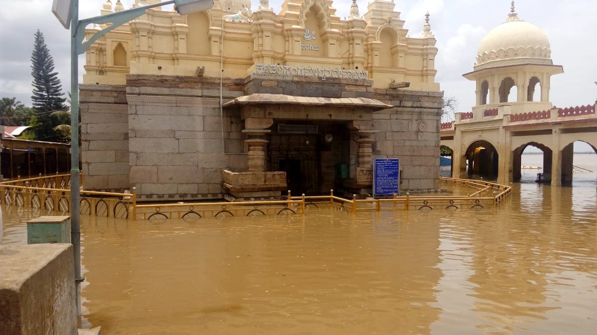 Here are some pictures from the team of farmers and Swaraj India members who visited flood affected areas in Hyderabad-Karnataka region and Uttara Karnataka #karnatakafloods2019 This is from Basavana Bagewadi <a href="/KaRaRaiSangha/">ಕರ್ನಾಟಕ ರಾಜ್ಯ ರೈತ ಸಂಘ</a> <a href="/dputtannaiah/">Darshan Puttannaiah</a>