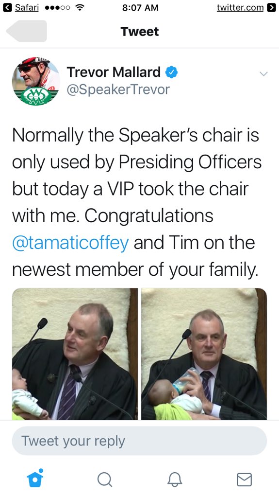 TizianaFerrario's tweet photo. Il presidente del Parlamento neozelandese culla il figlio di un deputato durante una seduta.Nuova Zelanda sarai anche  un paese piccolo e lontano ma che grande lezione hai dato al mondo!#TrevorMallard @lauraboldrini #parità #gender @BeppeGiulietti https://t.co/Am3niFoEGL