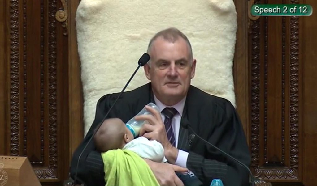 TizianaFerrario's tweet photo. Il presidente del Parlamento neozelandese culla il figlio di un deputato durante una seduta.Nuova Zelanda sarai anche  un paese piccolo e lontano ma che grande lezione hai dato al mondo!#TrevorMallard @lauraboldrini #parità #gender @BeppeGiulietti https://t.co/Am3niFoEGL