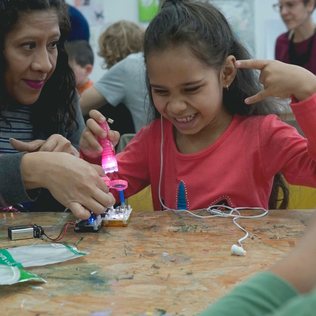 #HackeandoLaMúsica
¡Aprender y crear con tecnología nunca fue tan fácil y divertido!
.
.
#TalleresKlink #STEAM #STEM #Música #Synth #Education #Tic #Tecnología #Aprendiendo #Educación