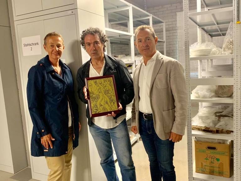 valenciaplaza's tweet photo. Odisea en Mauthausen: Antonio Camaró y el alcalde de Xirivella rescatan de la censura una obra https://t.co/avlBkyN6Dx https://t.co/tUb7aKGmC6