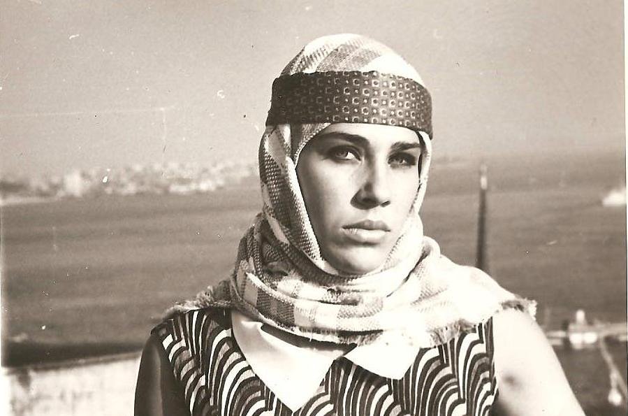 isilyucesoy_123's tweet photo. Konservatuvar birinci sınıf öğrencisiyim. Halam Muazzez KURDOĞLU bir film için beni METİN ERKSAN’a götürüyor.SUSUZ YAZ çekilecek.Bu kare ustanın objektifinden...Babam hayır diyor, kızım tiyatrocu olacak. Ve benim yerime Hülya Koçyiğit çekiyor filmi... 😊 https://t.co/JOJiNukvaB