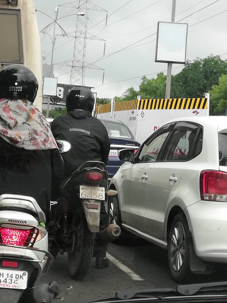 lavkeshjain's tweet photo. Hey @metrorailpune pls stop ur work between infy ph2 &amp; wipro ph2 circle. U can't leave just 1 lane for lakhs of vehicles passing everyday. U better stop or need to agitate. Use some civic sense befor starting work. Create alternate @OfficialPMRDA route first for ph2/ Ph3 users. https://t.co/Rbhw7xA1OD