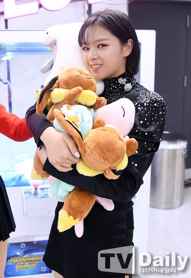 Archive2yeon's tweet photo. she took them all lmao https://t.co/A2OsFhFm5I