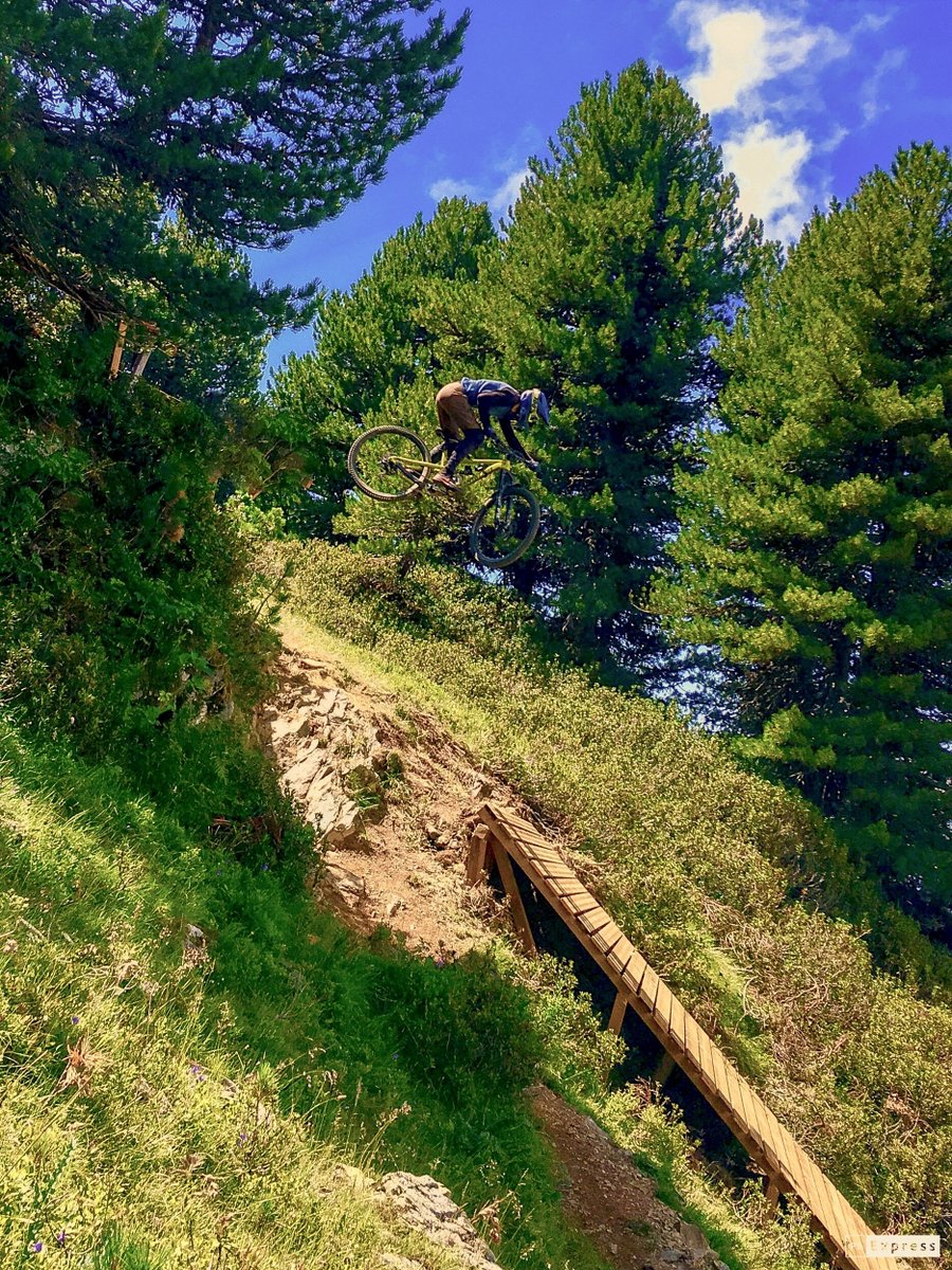 Les shapers de Chamrousse se plient en 4 pour leur Bike Park ➡ facebook.com/sunsetbikepark…