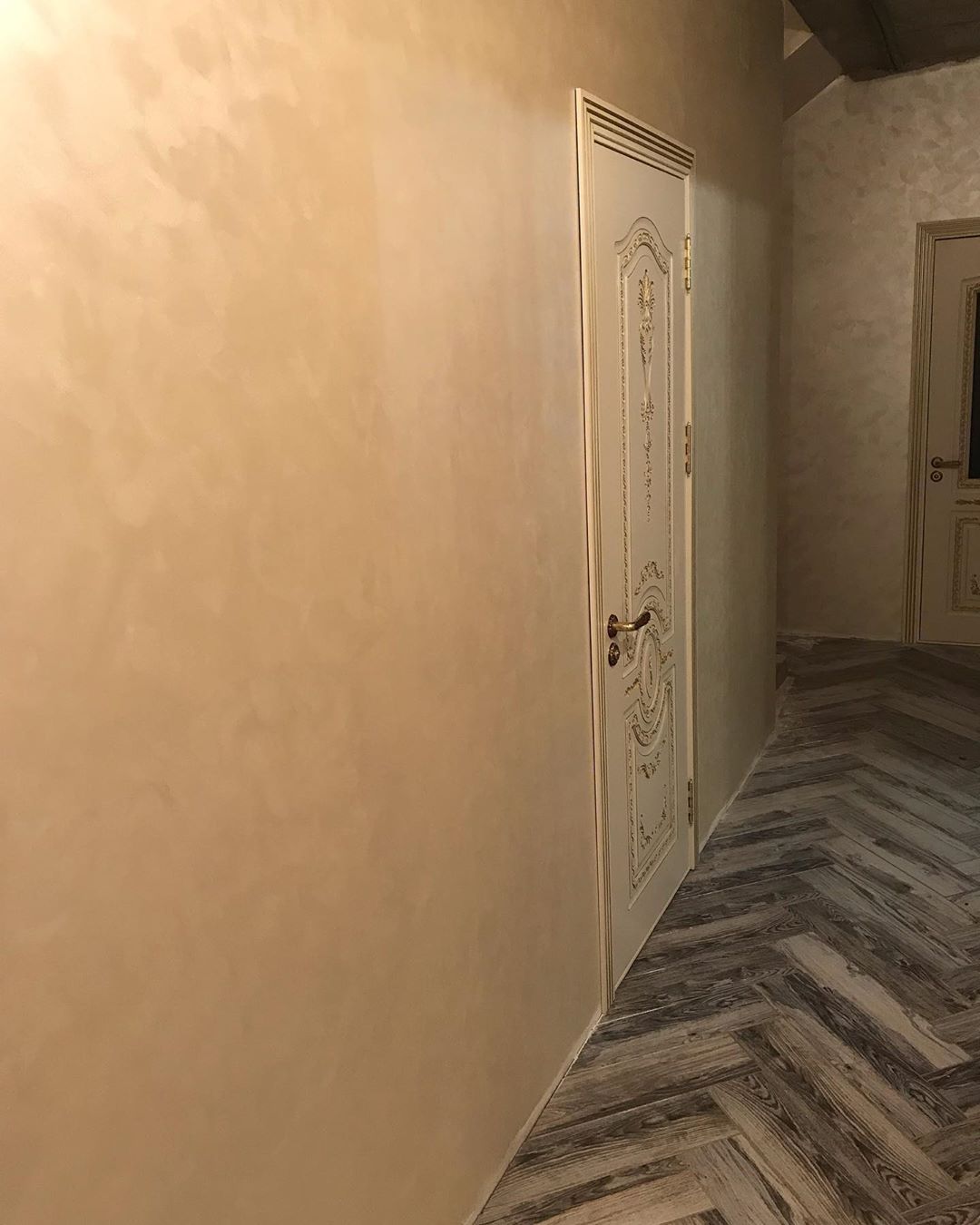 Декоративная краска в коридоре