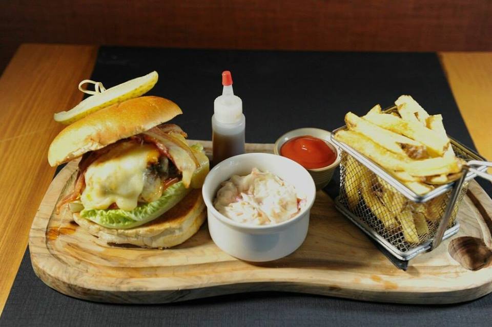 NATIONAL BURGER DAY...
We do love a good burger &amp; we specialise in creating homemade burgers that not only taste great, but use the best meat &amp; ingredients possible. Join in #NationalBurgerDay today &amp; choose from our fantastic selection.