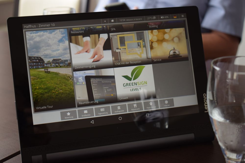 BBB_digi's tweet photo. „Wenn man erst einmal eine digitale Affinität aufgebaut hat, überträgt sich der innovative Geist schnell auf andere Bereiche“, sagt Dirk Klein vom Hotel @Haffhus in #Ueckermünde, #MV. Unser Bericht: https://t.co/cpwjOmLxK4
#digitalerMittelstand #Digitalisierung #Innovation https://t.co/RlW8IeTRDs