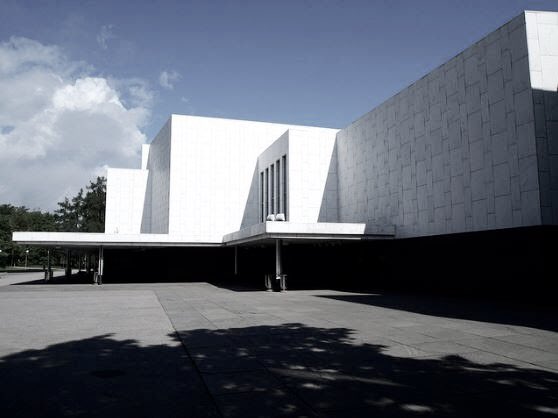 fraisku's tweet photo. #JuevesDeArquitectura
3/3
#AlvarAalto
Finlandia Hall, 1971
#Helsinki #Suomi
Revestido de mármol
de #Carrara blanco,
detalles de granito negro,
piel cambiada
varias veces,
por las temperaturas
extremas,
lejos del clima
italiano,
han favorecido
#patologías
en el mármol
📷 #Holma https://t.co/axAutNHq3S