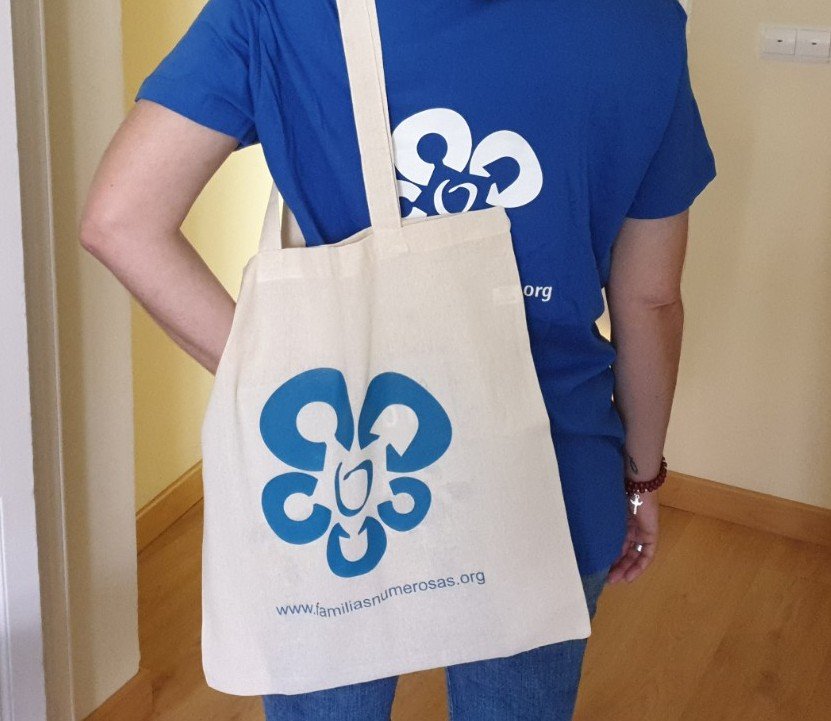 FamNumerosas's tweet photo. ¡Buenos días #familias! Hoy daremos a conocer el nombre de los tres socios que se llevan uno de los lotes de camisetas y bolsas de #familiasnumerosas. Recuerda que tú puedes ser uno de ellos si participaste en el sondeo sobre la #RevistaFN. Mucha suerte y #FelizJueves a todos. https://t.co/ua0yaC3qwO