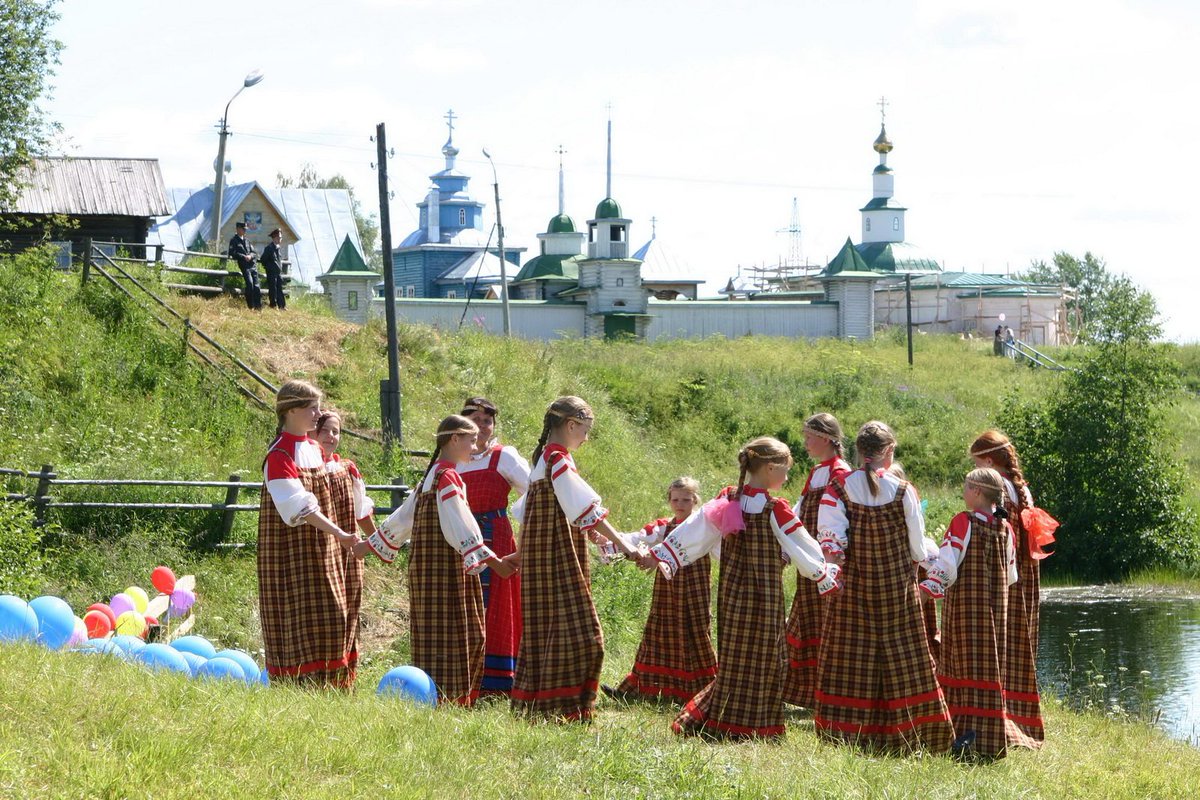 駐日ロシア連邦大使館 8月22日は コミ共和国の日 今日 共和国首都の スィクティフカル市 では 共和国98周年を記念する様々なイベントが予定されています