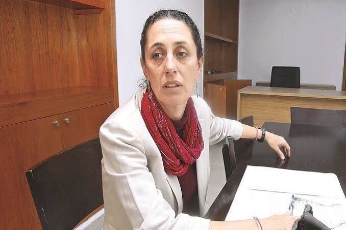 h_adriano's tweet photo. - Lic. Claudia Sheinbaum. 

- ¡¿Y ahora qué chingados? ¿Anarquistas? ¿Feministas? ¿Porros? ¿Sindicalistas? ¿Antorchistas? ¿Campesinos? ¿Alienígenas? ¿Qué puta cosa, cabrón?! 

- No nada, solo quiero saber si su torta se la traigo con rajas o con chipotle. https://t.co/WBWGnJ4bw3