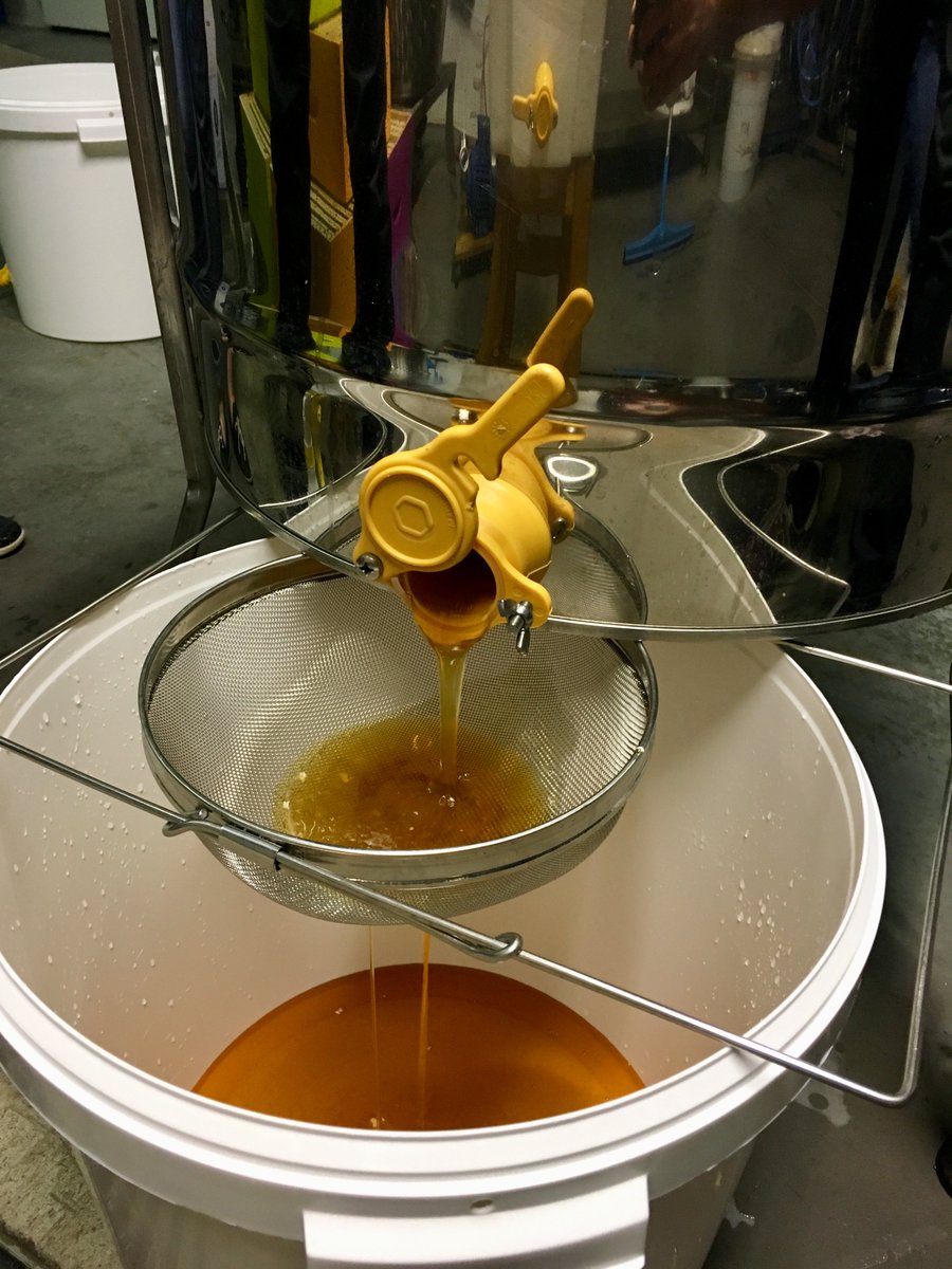 🐝 Première récolte de miel 🍯 Les 4 ruches installées en Mai à Grenoble viennent de donner leur 40 kg de miel 😋 de quoi être content de cette première année dans l'apiculture 🍾 ... vous risquez d'avoir du petit pot de miel en cadeau pour la fin d'année 🎄