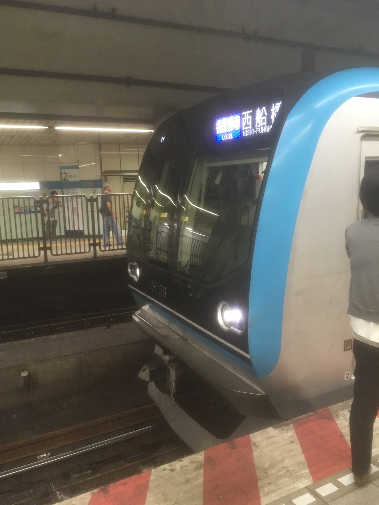 門前仲町駅の線路内立ち入りで運転を見合わせている現場の画像