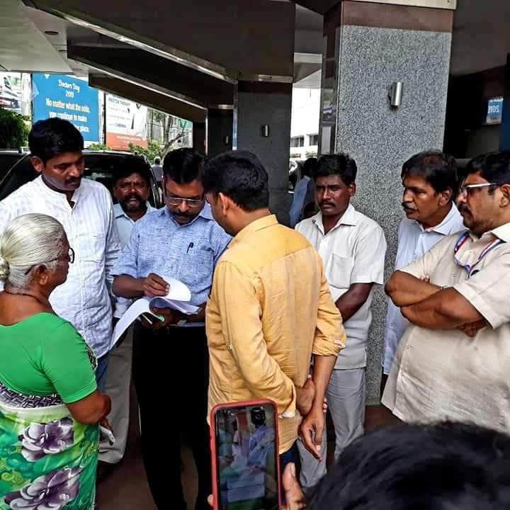 SenkodiB's tweet photo. ஆகத்து 21 :

அம்மா அற்புதம்மாள் அவர்கள் #தலைவர் #திருமாவளவன் MPஅவர்களை இன்று சந்தித்து - 

அண்ணன் பேரறிவாளன் விடுதலைக்கான விடயம் குறித்து வேதனையோடு  உரையாடினார்! https://t.co/HHwXjotVLz
