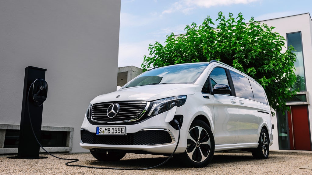gizmag's tweet photo. Mercedes amplifies the electric van market with 250-mile, eight-seat EQV  - https://t.co/pSbeS2W1A7 https://t.co/nNxWPI3oL3