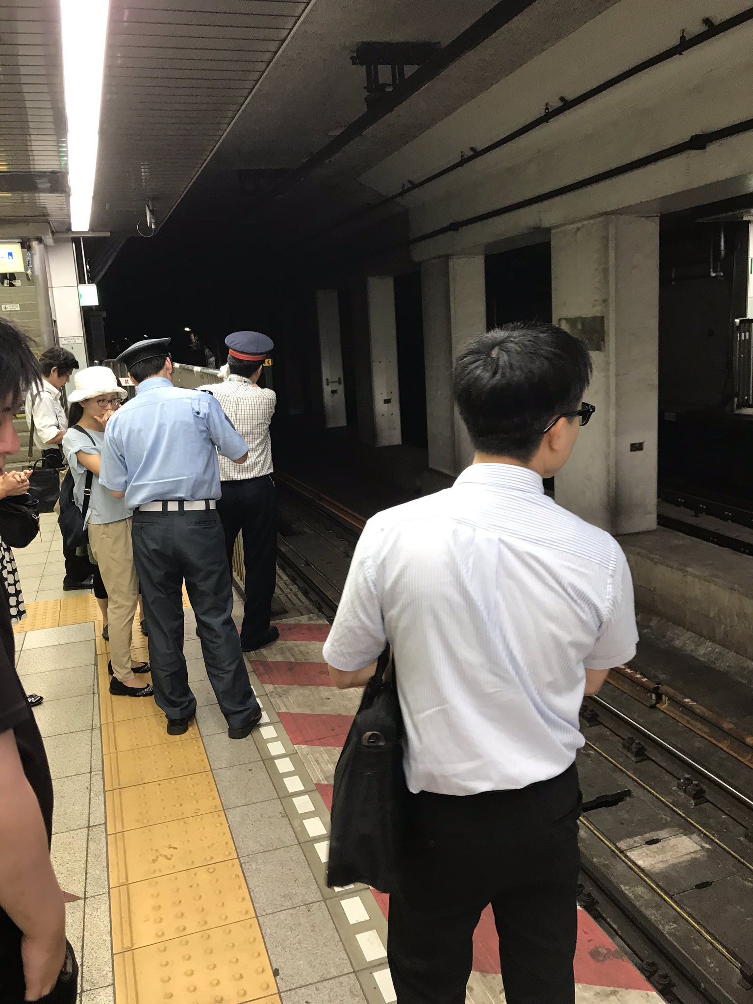 東西線の門前仲町駅で線路内立ち入りが発生した現場の画像