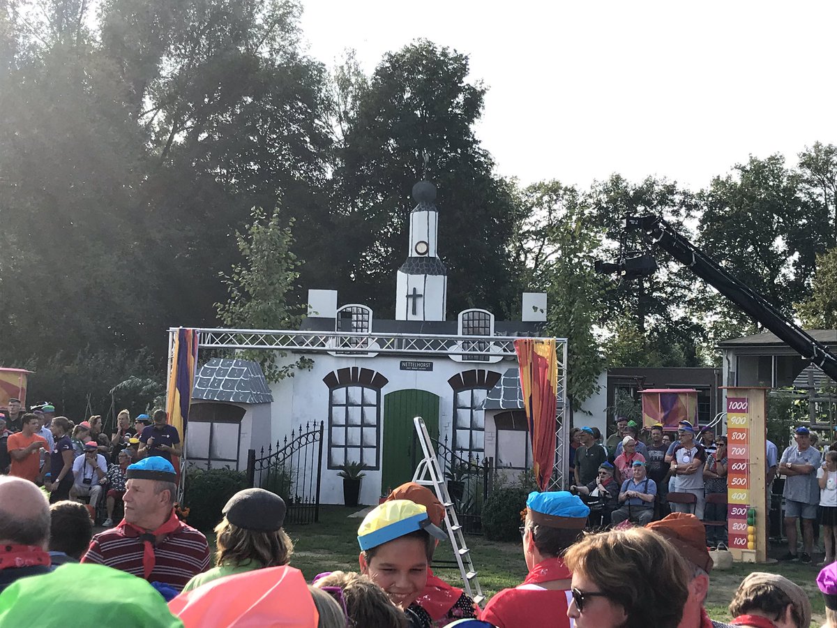 BertGrW's tweet photo. Wat een feestelijke sfeer tijdens de opname van @zomeringld in #Nettelhorst. Meer dan 630 mensen aanwezig in een buurtschap van 191 inwoners! En dan de prachtige replica van Havezate Nettelhorst. Gebouwd in 1 dag, zonder te kunnen voorbereiden. Dat is de kracht van samenwerking! https://t.co/aZzOPsX7Jl
