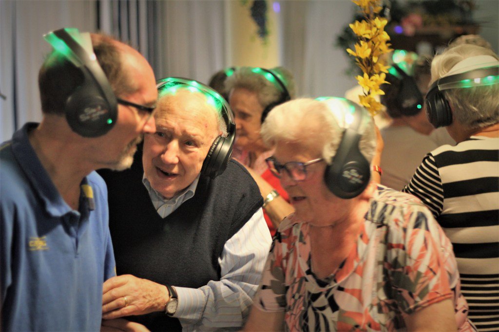 SilentDJcom's tweet photo. Senioren silent disco https://t.co/LvQfZniJgg https://t.co/6QIH1DKVP1