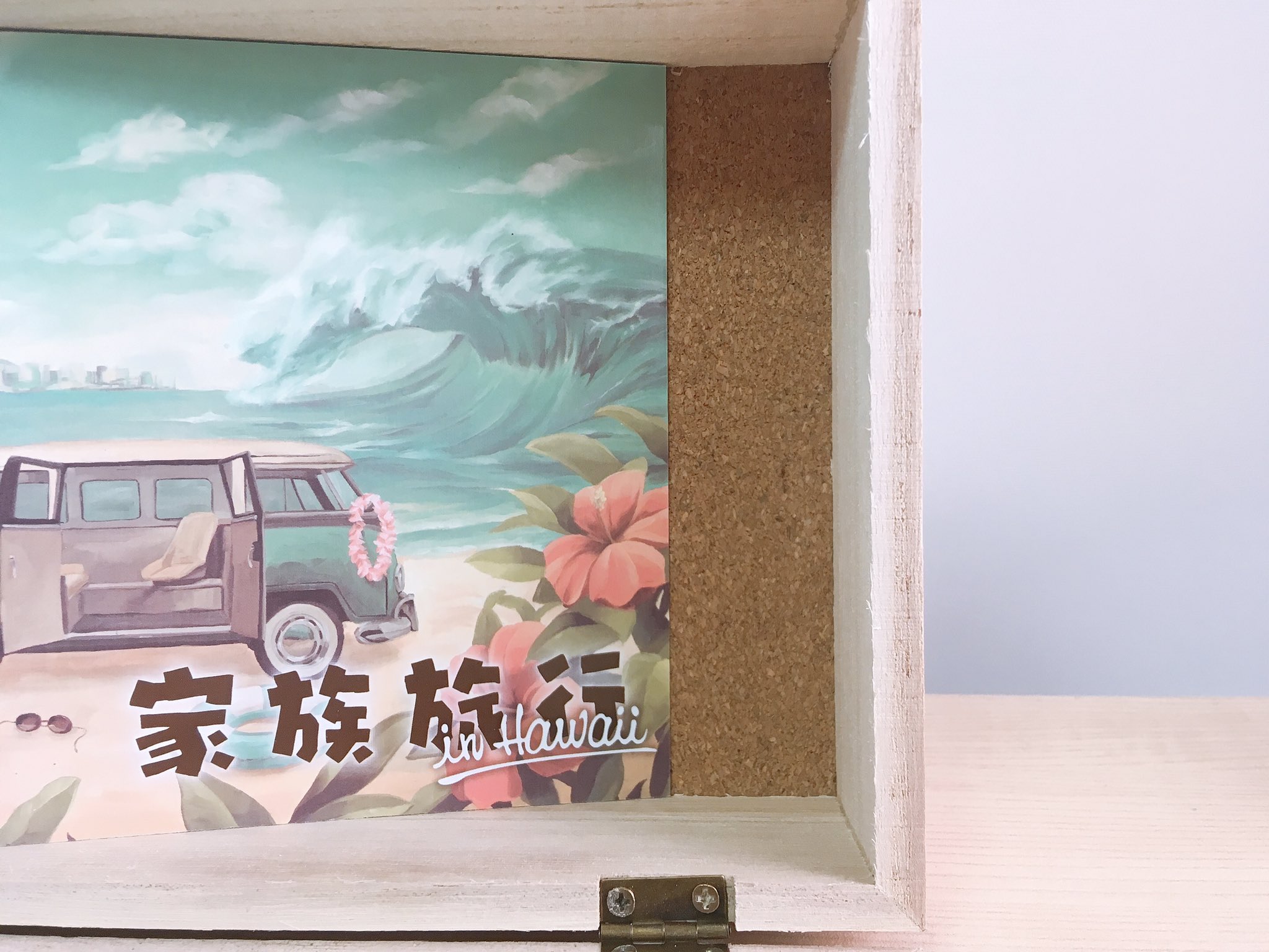 サト 嵐の展覧会グッズであるアクリルスタンドはseriaのコルクボード付きboxで飾るのがオススメ ほんのちょっとカットしなきゃだけど台紙も利用可 飾り方困ってるあらしっくこれめっちゃいいゾ