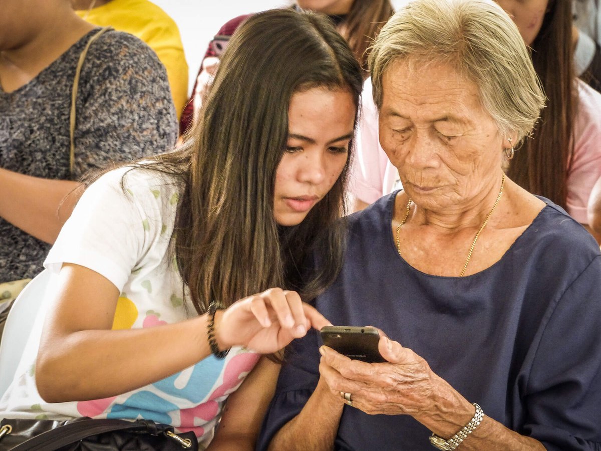 mycebuph's tweet photo. From north to south, Cebu youth are coming together to make sure that Cebu’s seniors are keeping up with the changing times @SmartNewsroom

https://t.co/SOnMYDPFvx https://t.co/exrFganeHI
