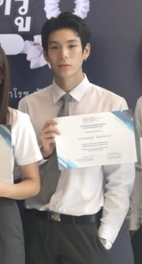 natozpxx's tweet photo. คนอื่นเค้าถือแบบถือเกียรติบัตร แต่ลูกชั้นถือแบบพรีเสนเต้อ https://t.co/Wx21XsuUOp