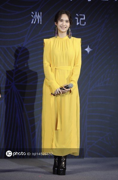 Imaginechina1's tweet photo. Taiwanese singer Rainie Yang dresses up in yellow gracefully to announce rejoining EMI in Beijing #RainieYang #杨丞琳 
https://t.co/vY11wndBRg https://t.co/16XKsaZcEZ