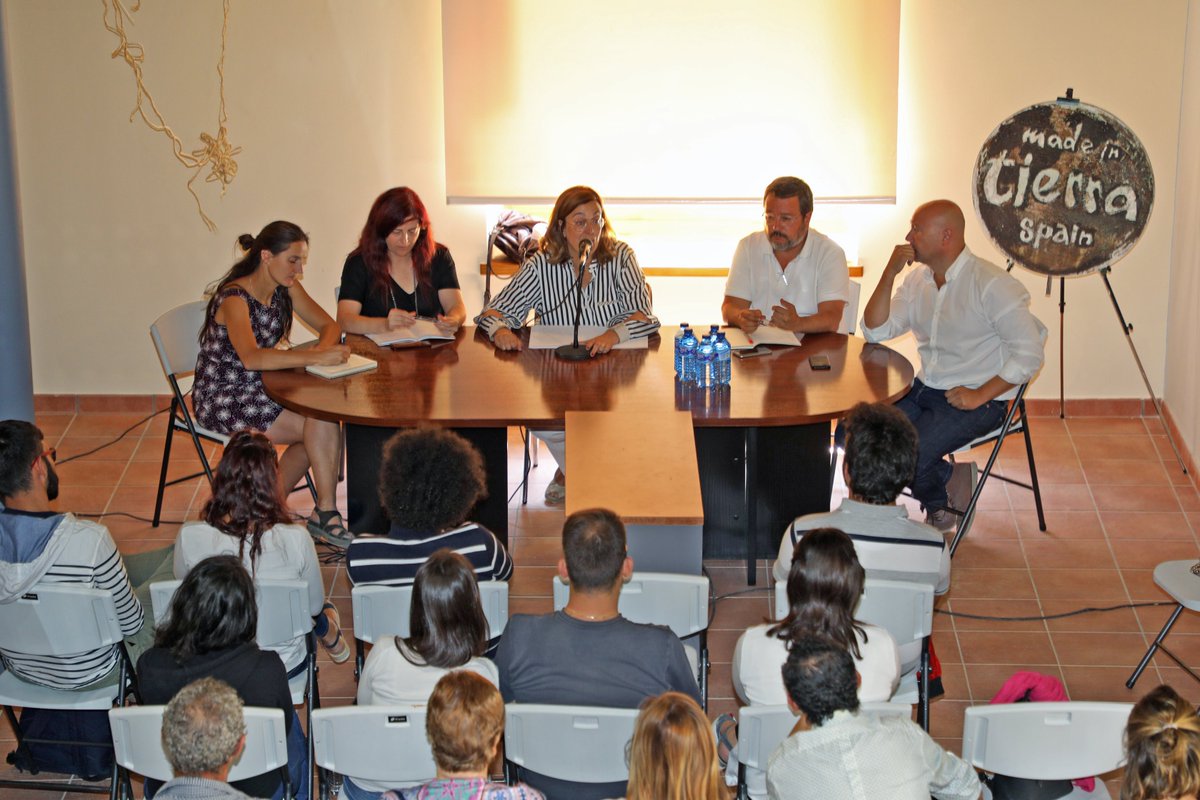 Hace tan solo unas horas nuestra presidenta,<a href="/angelesarmisen/">Ángeles armisen</a>, participaba en una conferencia sobre ‘Patrimonio contra la #despoblación’ en el II Workshop Arquitectura Tradicional e Identidad Local que se celebra en #ParedesdeNava🔨⛪️🏛️ 

+INFO bit.ly/2ZfIsGZ