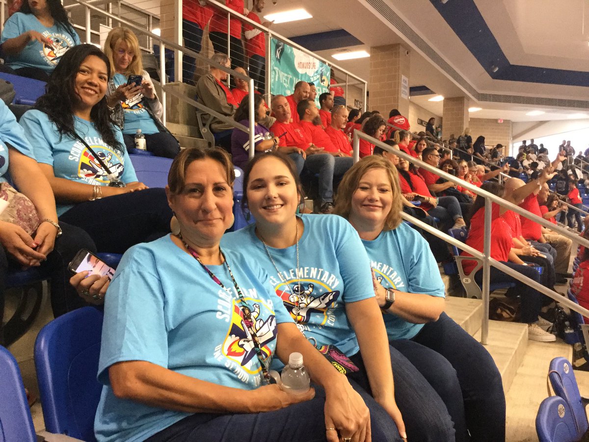scobeelib's tweet photo. #ConvoSelfie. Teachers at Scobee are wonderful! https://t.co/1DYxVIvnBh