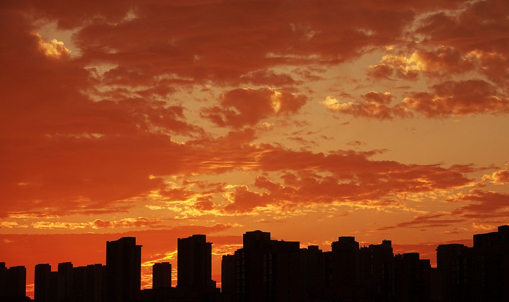 CGTNOfficial's tweet photo. Check out the beautiful sunset glow over Dalian City, northeast #China's Liaoning Province https://t.co/jHVI7oosqp