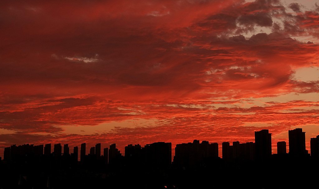 CGTNOfficial's tweet photo. Check out the beautiful sunset glow over Dalian City, northeast #China's Liaoning Province https://t.co/jHVI7oosqp