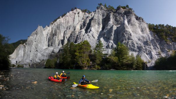 Veronique_Kanel's tweet photo. Le week-end s'annonce ensoleillé, c'est l'occasion de faire une sortie en #funyak dans les gorges du #Rhin! Ce #canoë gonflable monoplace garantit une expérience #fun, au ras de l'#eau, le tout dans un cadre naturel exceptionnel. https://t.co/agGWpNe4WU @Graubunden @LoisirsCh https://t.co/8WvWwQkw3Q