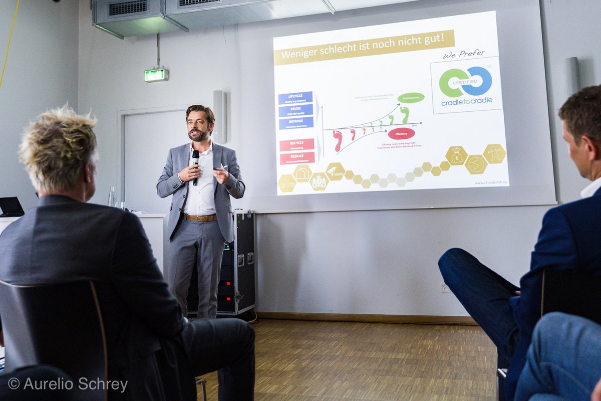 „Lasst uns einfach ein Gebäude bauen, das unsere Stadt besser macht, das für die Menschen einfach gesünder ist.“ – <a href="/michel_weijers/">Michel Weijers</a>, Geschäftsführer @C2CExpoLAB und Projektmanager <a href="/gemeentevenlo/">Gemeente Venlo</a> (Stadt Venlo, NL) über die Erfolgsgeschichte der #c2c Stadtverwaltung #beyondbauhaus