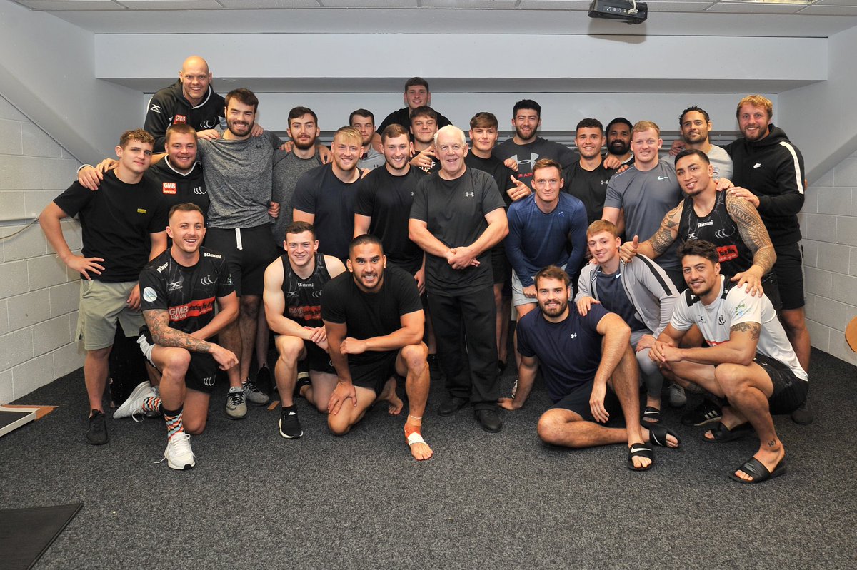 🗣 Words from a legend...

Ahead of this weekend, the boys had a visit from club legend, Ste O’Neill this afternoon.

Ste spoke to the lads about playing at Wembley for Widnes Vikings, before presenting each of the 19-man squad with their playing shirt 🖤

#UpTheVikings🤘🏼