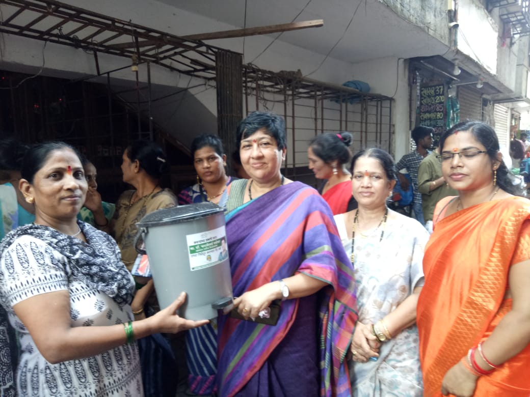 LavekarBharati's tweet photo. Awareness Talk & Dustbin Distribution to Residents of Versova Vidhansabha, as an Efforts Towards #Swachh Bharat Abhiyan & #CleanVersova & #GreenVersova
@narendramodi @Dev_Fadnavis @CMOMaharashtra @ChDadaPatil @MPLodha @Sunilkarjatkar @SMungantiwar @yogirajdabhadka https://t.co/3WvKJtP8MJ