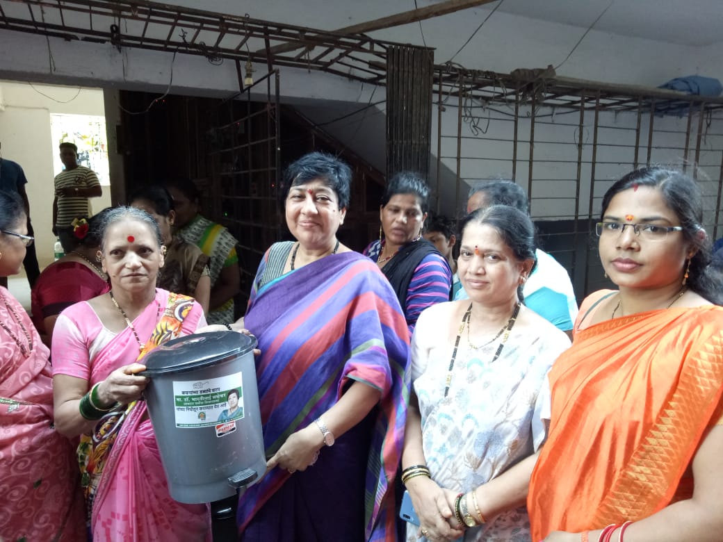 LavekarBharati's tweet photo. Awareness Talk & Dustbin Distribution to Residents of Versova Vidhansabha, as an Efforts Towards #Swachh Bharat Abhiyan & #CleanVersova & #GreenVersova
@narendramodi @Dev_Fadnavis @CMOMaharashtra @ChDadaPatil @MPLodha @Sunilkarjatkar @SMungantiwar @yogirajdabhadka https://t.co/WJalybHGXl
