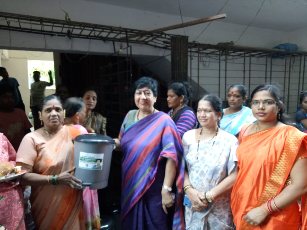 LavekarBharati's tweet photo. Awareness Talk & Dustbin Distribution to Residents of Versova Vidhansabha, as an Efforts Towards #Swachh Bharat Abhiyan & #CleanVersova & #GreenVersova
@narendramodi @Dev_Fadnavis @CMOMaharashtra @ChDadaPatil @MPLodha @Sunilkarjatkar @SMungantiwar @yogirajdabhadka https://t.co/WJalybHGXl