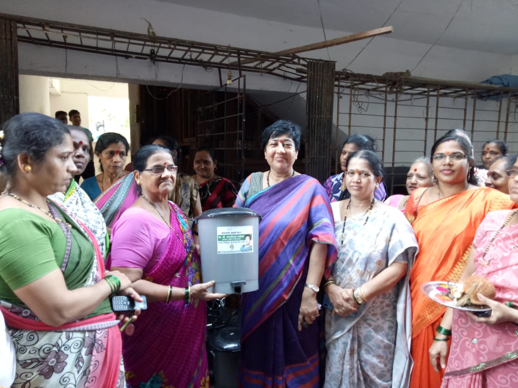 LavekarBharati's tweet photo. Awareness Talk & Dustbin Distribution to Residents of Versova Vidhansabha, as an Efforts Towards #Swachh Bharat Abhiyan & #CleanVersova & #GreenVersova
@narendramodi @Dev_Fadnavis @CMOMaharashtra @ChDadaPatil @MPLodha @Sunilkarjatkar @SMungantiwar @yogirajdabhadka https://t.co/WJalybHGXl