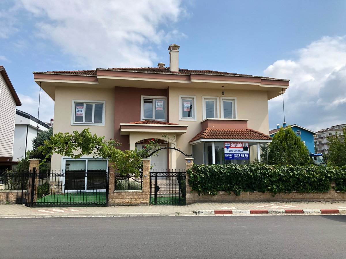 remaxsehir1's tweet photo. جديد للبيع شركة ريماكس شهير تضيف عقار مميز الى محفظتنا العقارية 
للبيع في يلوا / مركز / كادي كوي (أوزدين محلة )
فيلا مميزة قريبة على كامل الخدمات (الاسواق - المدارس - المطاعم ) التي تحتاجها كل عائلة و قريبه على كل المواقع المهمة
لاتفوتكم هاي الفرصة. https://t.co/qi9LpzUxup
