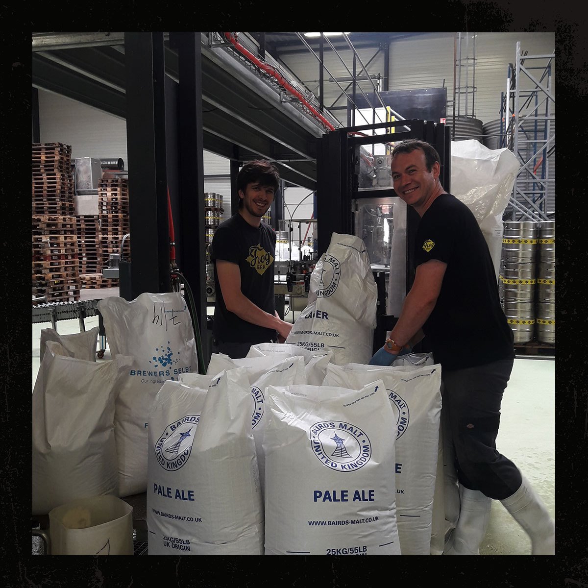 🍺 KNOWHOW #1 🍺
Le maltage consiste à faire germer les grains d'orge pour activer les
enzymes qui transformeront l'amidon des grains en sucre. Pour cela, on
fait tremper les grains d'orge quelques jours (on appelle ça le
trempage), puis ils germent, et on obtient du malt vert !