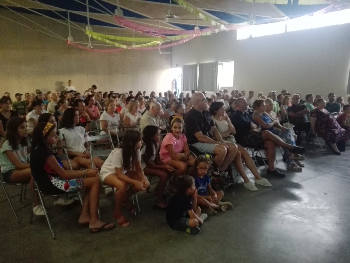 cuemum's tweet photo. Impresionante acogida a @Edurne_Pasaban en #Azlor y al proyecto MONTAÑAS DE ILUSIÓN que desarrollamos en el Far West de Nepal con #nepaldala y #mountaineersforhimalayas 
Los asistentes han aportado 769€ para asistencia médica y educación para la salud en Bajhang District.GRACIAS https://t.co/253uRXDp5j