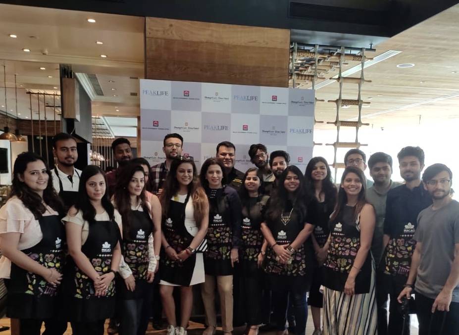 ShangrilaNewDel's tweet photo. Meet our Shangtastic Chefs! EAM, F&B Neeraj spent a #superfun #afternoon conducting an interactive #masterclass on #MacaneseCuisine.
Join us for #CulinaryClasses at Sorrento, Shang Palace or Tamra to #learn, #cook and #eat gourmet food. Call us on 9871396001 for more details. https://t.co/qN2Wvt97hN