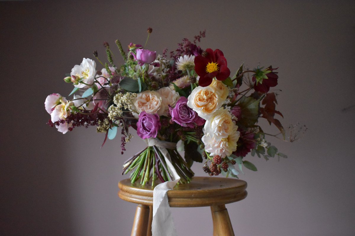 Late summer

Roses, dahlias and blackberries within seasonal foliage.

#britishflowers #embracingtheseasons #bridalbouquet #brides #weddingflowers #yorkshireweddingflorist #yorkshireflorist