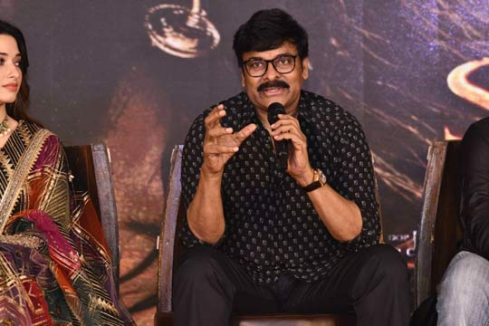 teluguinnews's tweet photo. సైరా ముచ్చట్లు : ఆపరేషన్ జరిగినా విడిచిపెట్టలేదు..చరణ్ బాగా ఇబ్బంది పెట్టాడు
https://t.co/OW58l8USLh
#SyeRaaNarasimhaReddy #SyeRaaTeaserDay #SyeRaaMaking #Chiranjeevi #Tamannaah
#RamCharan https://t.co/c1NhwwvlX0