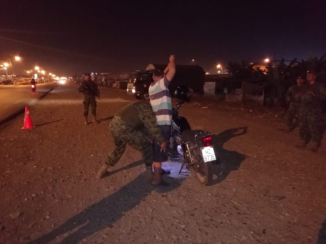 DrCamiloSalinas's tweet photo. 📌 #LosRíosSeguro| Las Fuerzas Armadas continúan ejecutando operativos de control de seguridad en sectores conflictivos de #Quevedo, esto con la finalidad de contribuir con la seguridad integral de la provincia. https://t.co/pPBQtlkv8q