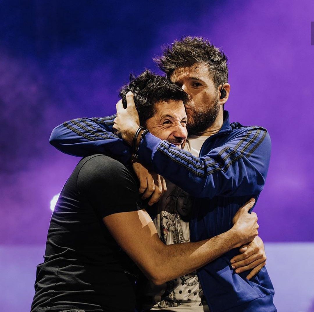 "No mueras nunca, extraño humano..". Y, por favor, sigue compartiendo con el mundo tu talento como artista y persona. Sigue incendiando cada lugar al que vayas, como has estado haciendo hasta ahora. Feliz cumpleaños, Luis. 🖤 
📸: Momentazo de los López capturado por <a href="/niarosas/">niarosas</a> 🔥