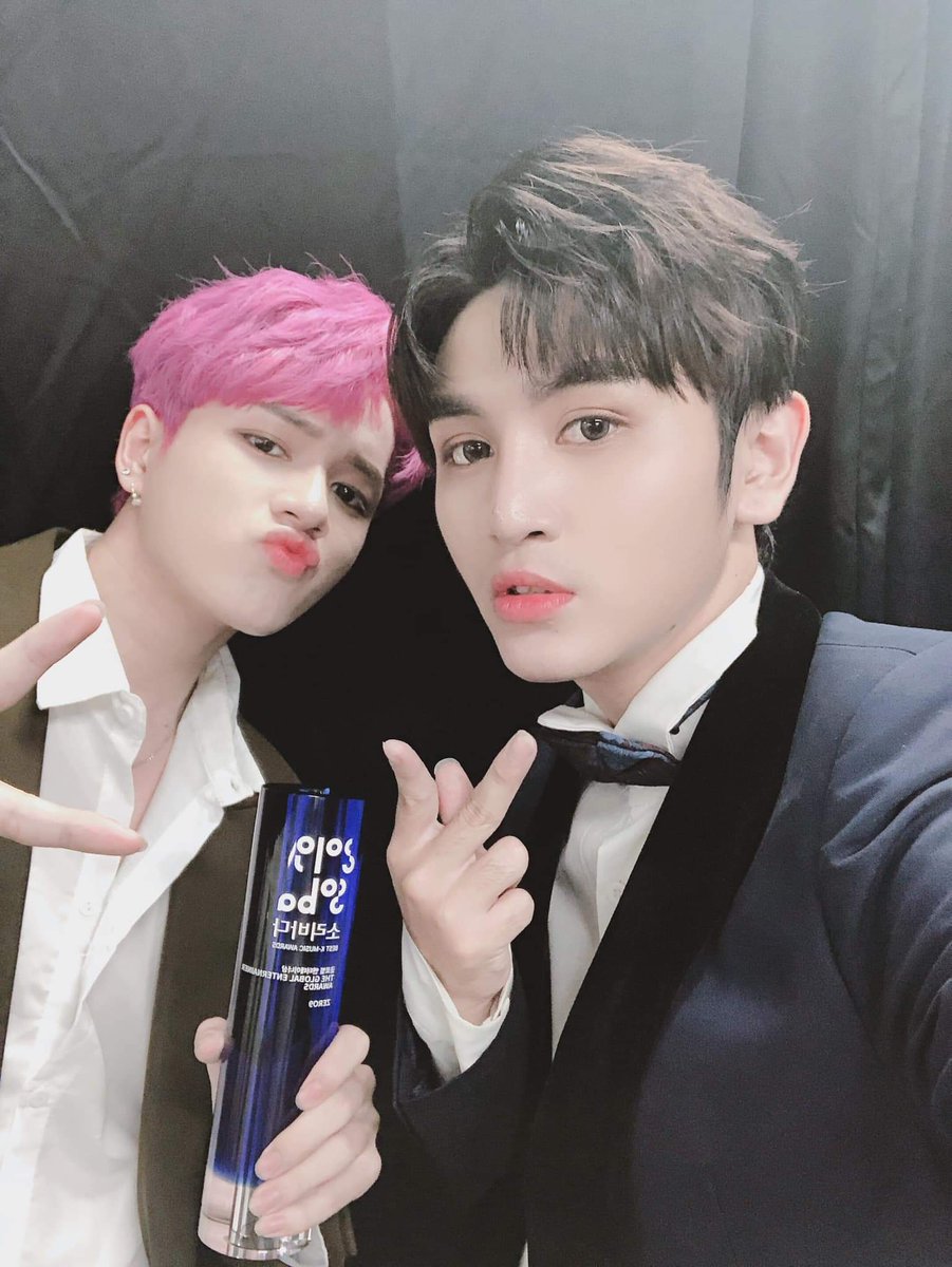 zero9brasil's tweet photo. [#2019SOBA] Atualização do #Zane com o #Leo

"O troféu que #ZERO9 nunca pensou que seguraria na sua mão ❤️ Obrigado a todos, vamos nos esforçar mais para voltar em breve 🔥"

 #SORIBADA2019 #2019KWorldFesta #Soribada #Circle #VPOP #KPOP https://t.co/Jb2gs48YCC