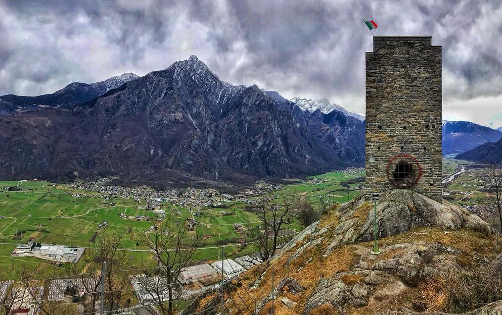 Summer #inLombardia
When in Val Chiavenna don't miss the Torre di Segname in Gordona! One of the few remaining towers &amp; proof of the strategic importance of this valley. Enjoy the majestic view!

Photo IG / luchmorelli
@valledeisegni
Info: bit.ly/2V3xFh0